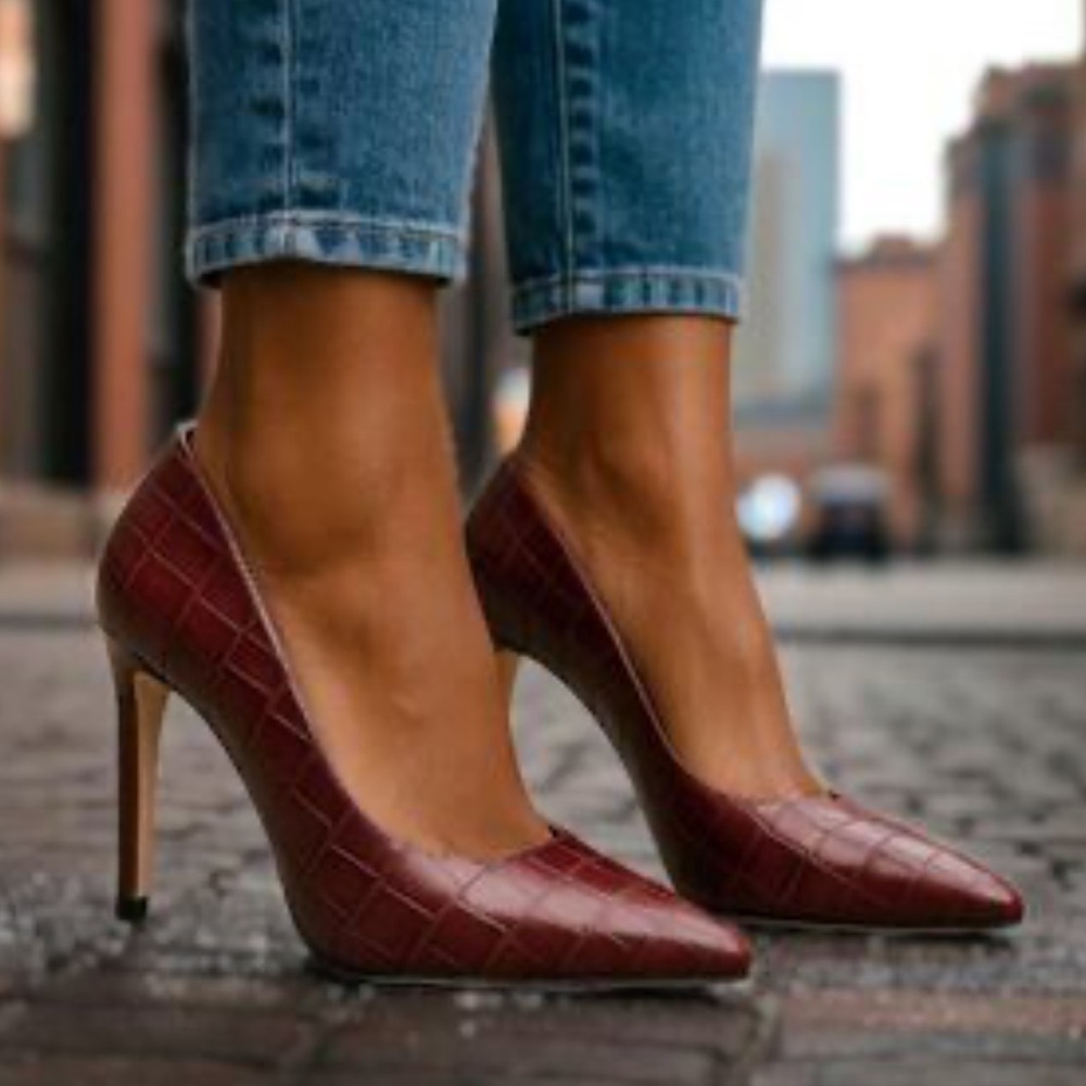 Donald Pliner Ruzana Pump - Picture 2 of 14